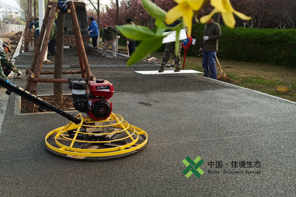 透水混凝土施工現(xiàn)場，工人施工場景